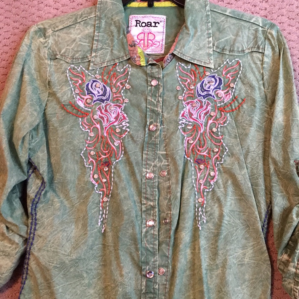 Button up Roar women’s shirt